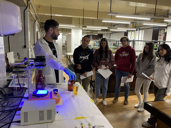 Participantes asisten a un taller en la Facultad de Ciencias Químicas en la edición 2022. / UCC UCM.